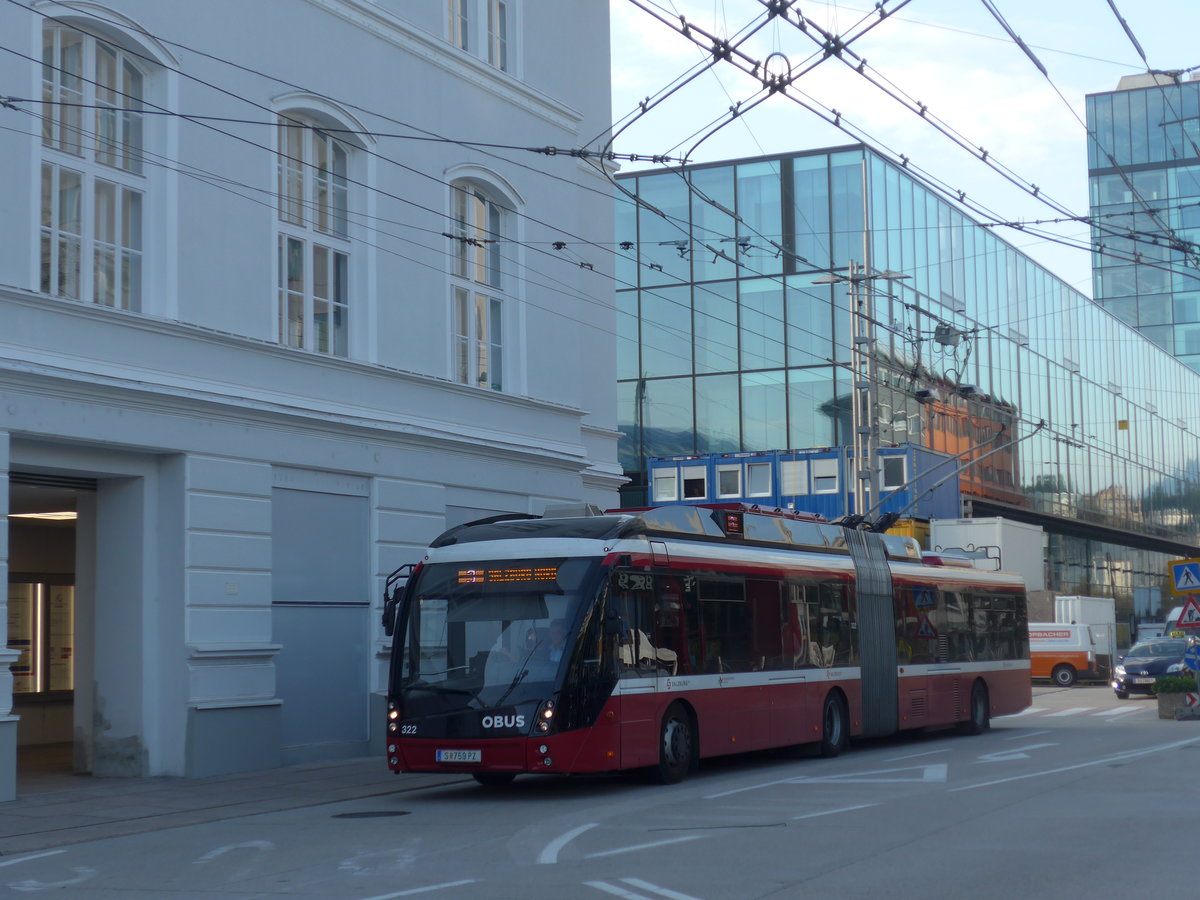 (197'023) - OBUS Salzburg - Nr. 322/S 759 PZ - Solaris Gelenktrolleybus am 13. September 2018 beim Bahnhof Salzburg