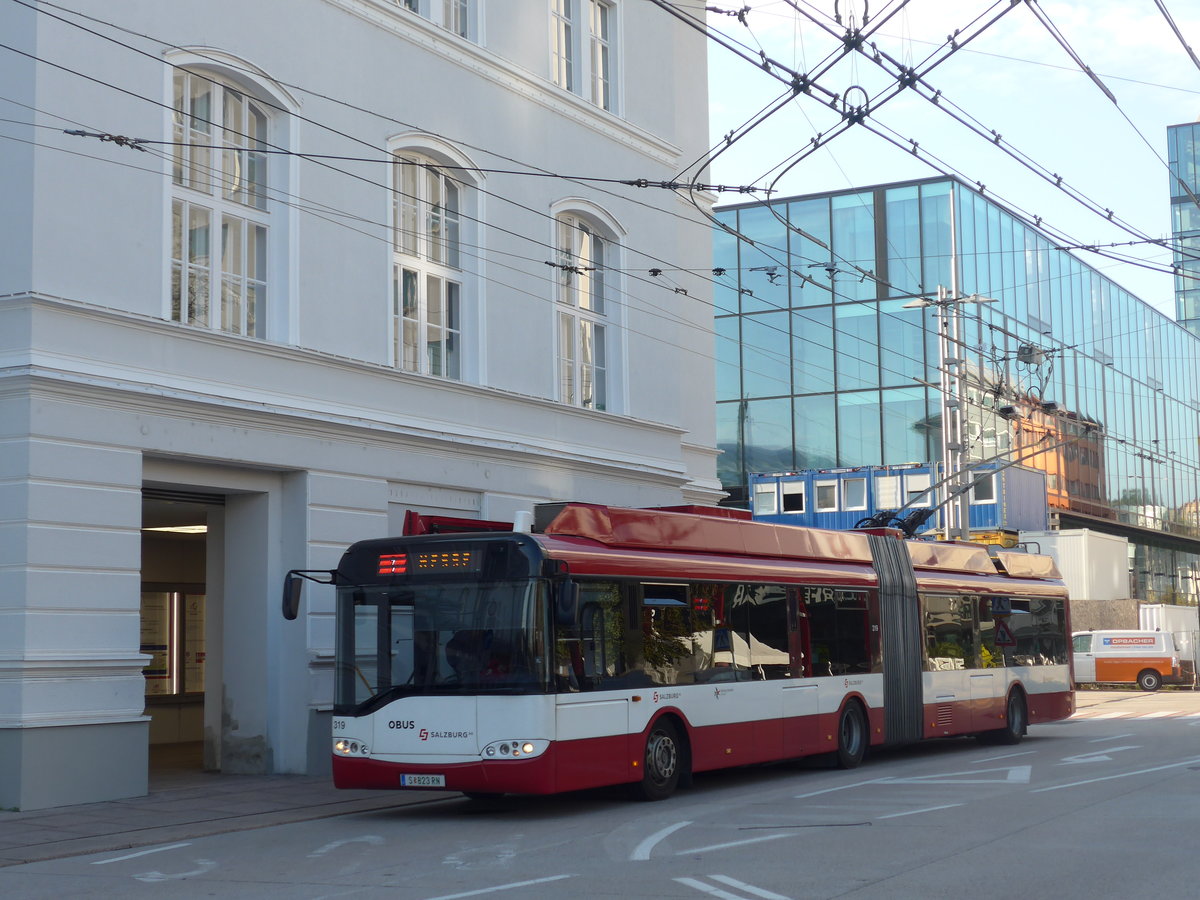 (197'038) - OBUS Salzburg - Nr. 319/S 823 RN - Solaris Gelenktrolleybus (ex TC La Chaux-de-Fonds/CH Nr. 144) am 13. September 2018 beim Bahnhof Salzburg