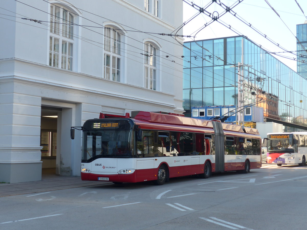 (197'063) - OBUS Salzburg - Nr. 318/S 822 RN - Solaris Gelenktrolleybus (ex TC La Chaux-de-Fonds/CH Nr. 143) am 13. September 2018 beim Bahnhof Salzburg