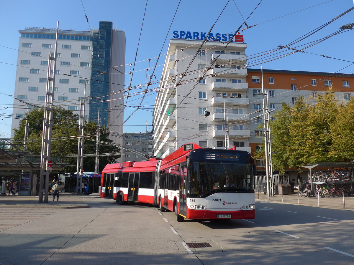 (197'067) - OBUS Salzburg - Nr. 318/S 822 RN - Solaris Gelenktrolleybus (ex TC La Chaux-de-Fonds Nr. 143) am 13. September 2018 beim Bahnhof Salzburg