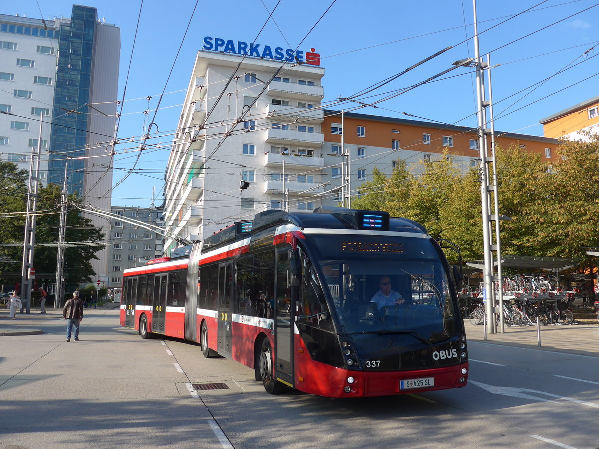 (197'069) - OBUS Salzburg - Nr. 337/S 425 SL - Solaris Gelenktrolleybus am 13. September 2018 beim Bahnhof Salzburg