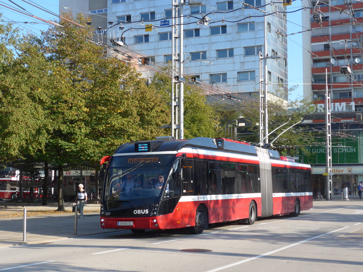 (197'075) - OBUS Salzburg - Nr. 337/S 425 SL - Solaris Gelenktrolleybus am 13. September 2018 beim Bahnhof Salzburg