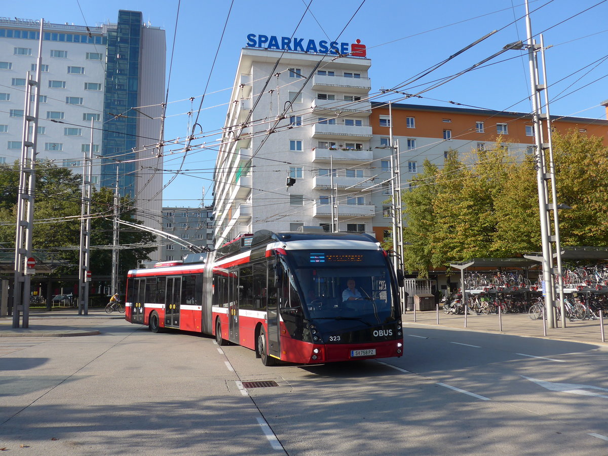 (197'080) - OBUS Salzburg - Nr. 323/S 758 PZ - Solaris Gelenktrolleybus am 13. September 2018 beim Bahnhof Salzburg