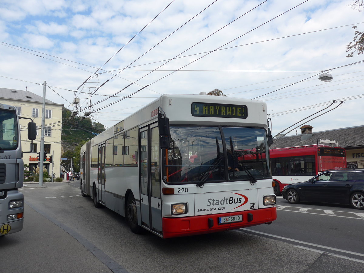 (197'157) - StadtBus, Salzburg (POS) - Nr. 220/S 866 LD - Grf&Stift Gelenktrolleybus (ex MVG Karpfenberg Nr. 25) am 13. September 2018 in Salzburg, Hanuschplatz