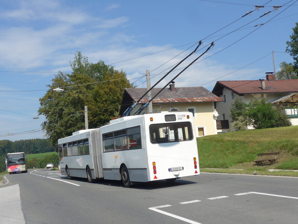 (197'215) - StadtBus, Salzburg (POS) - Nr. 220/S 866 LD - Grf&Stift Gelenktrolleybus (ex MVG Karpfenberg Nr. 25) am 13. September 2018 in Mayrwies, Daxluegstrasse