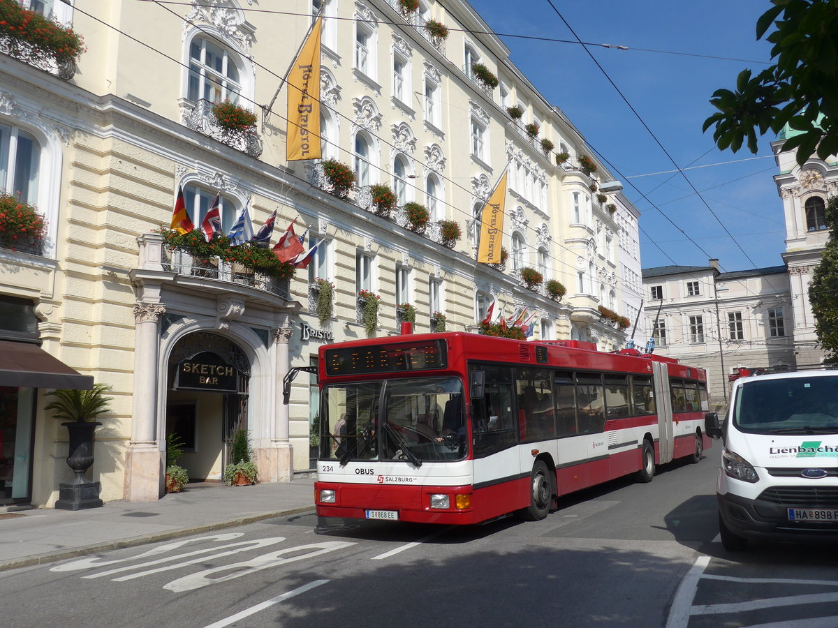 (197'249) - OBUS Salzburg - Nr. 234/S 868 EE - Grf&Stift Gelenktrolleybus (ex 9574) am 13. September 2018 in Salzburg, Makartplatz