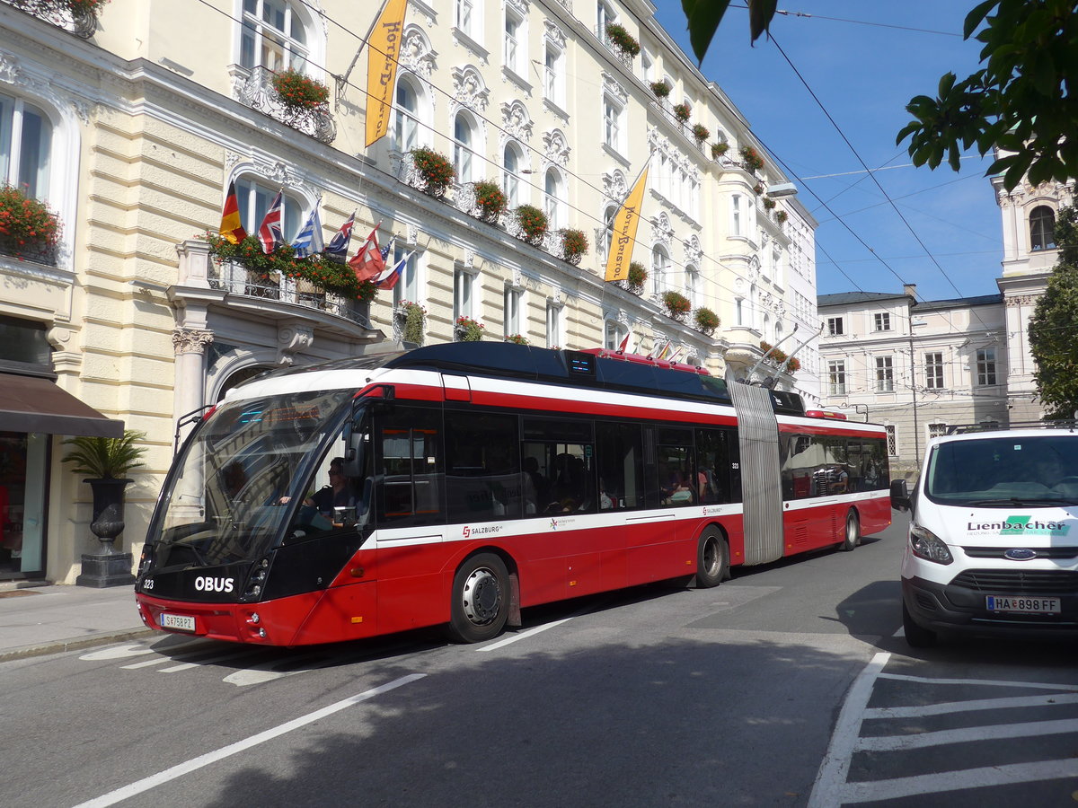 (197'250) - OBUS Salzburg - Nr. 323/S 758 PZ - Solaris Gelenktrolleybus am 13. September 2018 in Salzburg, Makartplatz