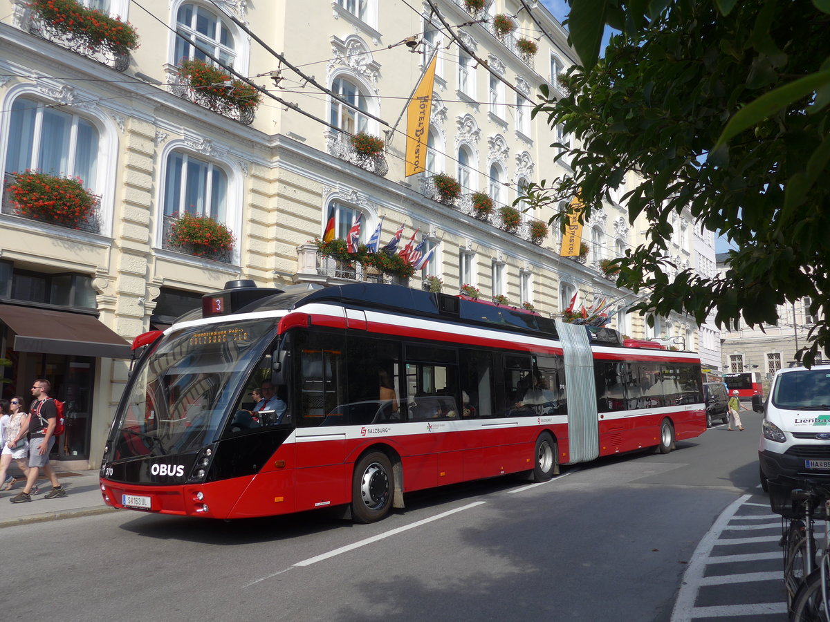 (197'263) - OBUS Salzburg - Nr. 370/S 163 UL - Solaris Gelenktrolleybus am 13. September 2018 in Salzburg, Makartplatz