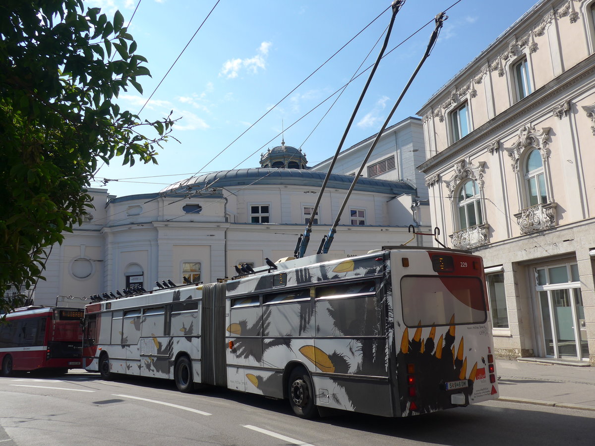(197'269) - OBUS Salzburg - Nr. 229/S 946 DM - Grf&Stift Gelenktrolleybus (ex Nr. 9469) am 13. September 2018 in Salzburg, Makartplatz