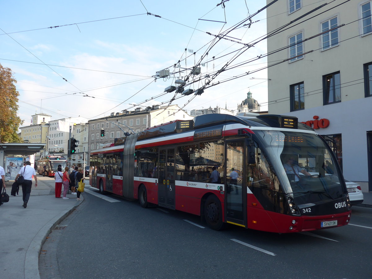 (197'330) - OBUS Salzburg - Nr. 342/S 401 SM - Solaris Gelenktrolleybus am 13. September 2018 in Salzburg, Hanuschplatz