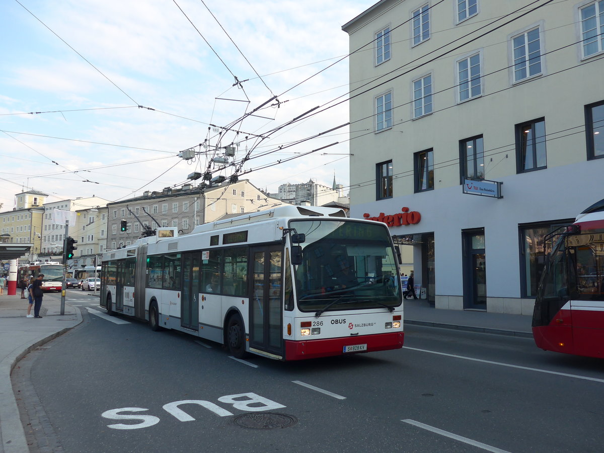 (197'353) - OBUS Salzburg - Nr. 286/S 928 KV - Van Hool Gelenktrolleybus am 13. September 2018 in Salzburg, Hanuschplatz