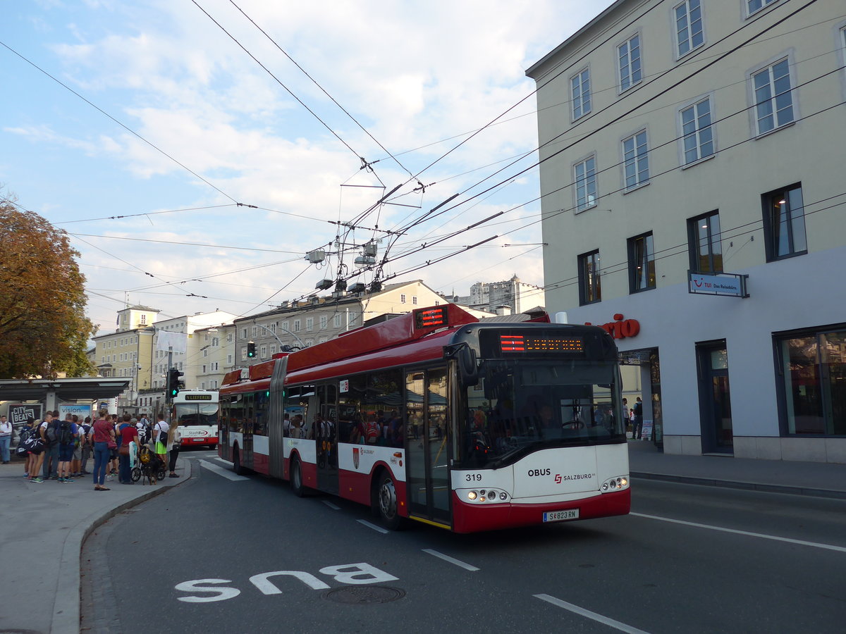 (197'383) - OBUS Salzburg - Nr. 319/S 823 RN - Solaris Gelenktrolleybus (ex TC La Chaux-de-Fonds/CH Nr. 144) am 13. September 2018 in Salzburg, Hanuschplatz
