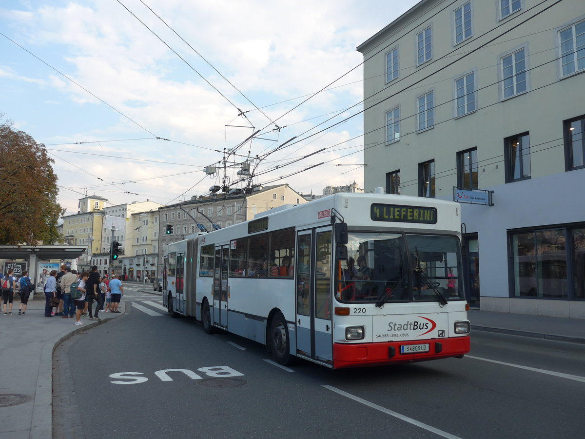 (197'384) - StadtBus, Salzburg (POS) - Nr. 220/S 866 LD - Grf&Stift Gelenktrolleybus (ex MVG Karpfenberg Nr. 25) am 13. September 2018 in Salzburg, Hanuschplatz