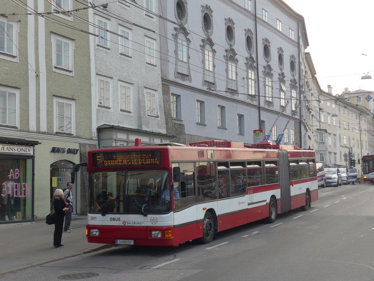 (197'394) - OBUS Salzburg - Nr. 241/S 800 EP - Grf&Stift, Gelenktrolleybus (ex Nr. 9661) am 13. September 2018 in Salzburg, Rathaus