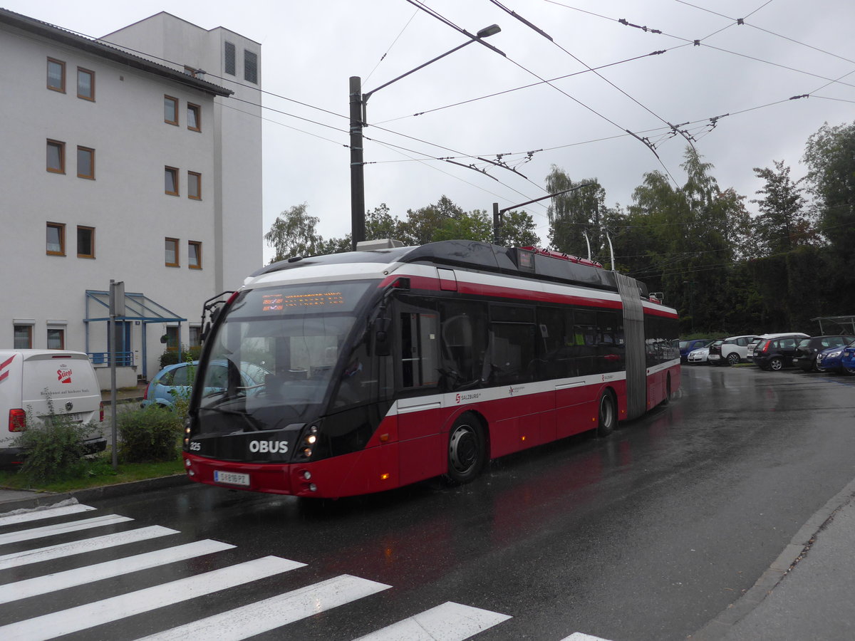 (197'435) - OBUS Salzburg - Nr. 325/S 816 PZ - Solaris Gelenktrolleybus am 14. September 2018 beim Bahnhof Salzburg Sd