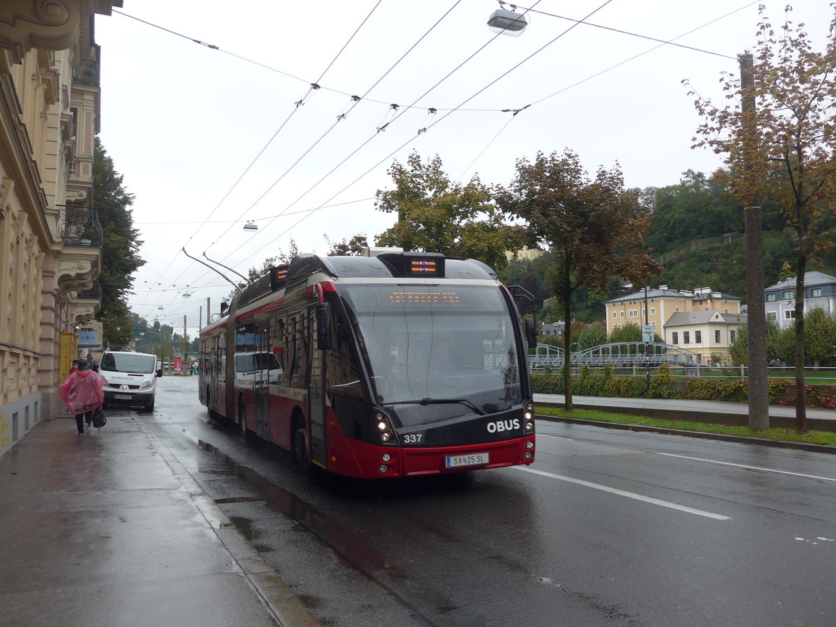 (197'481) - OBUS Salzburg - Nr. 337/S 425 SL - Solaris Gelenktrolleybus am 14. September 2018 in Salzburg, Mozartsteg