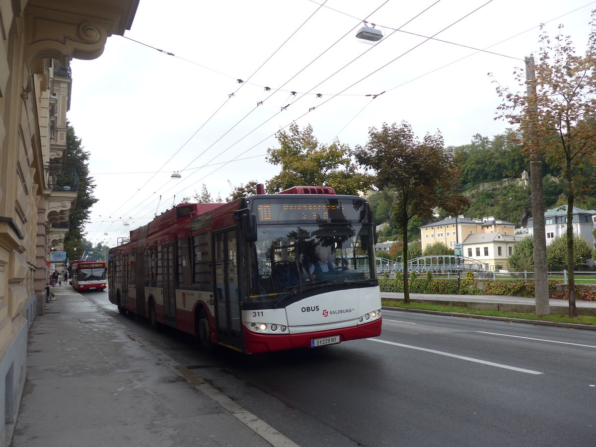 (197'529) - OBUS Salzburg - Nr. 311/S 229 NY - Solaris Gelenktrolleybus am 14. September 2018 in Salzburg, Mozartsteg