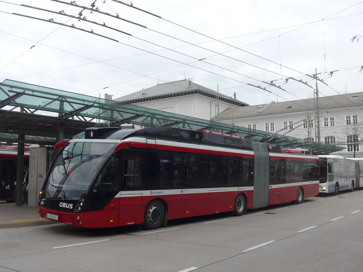 (197'555) - OBUS Salzburg - Nr. 369/S 392 UF - Solaris Gelenktrolleybus am 14. September 2018 beim Bahnhof Salzburg