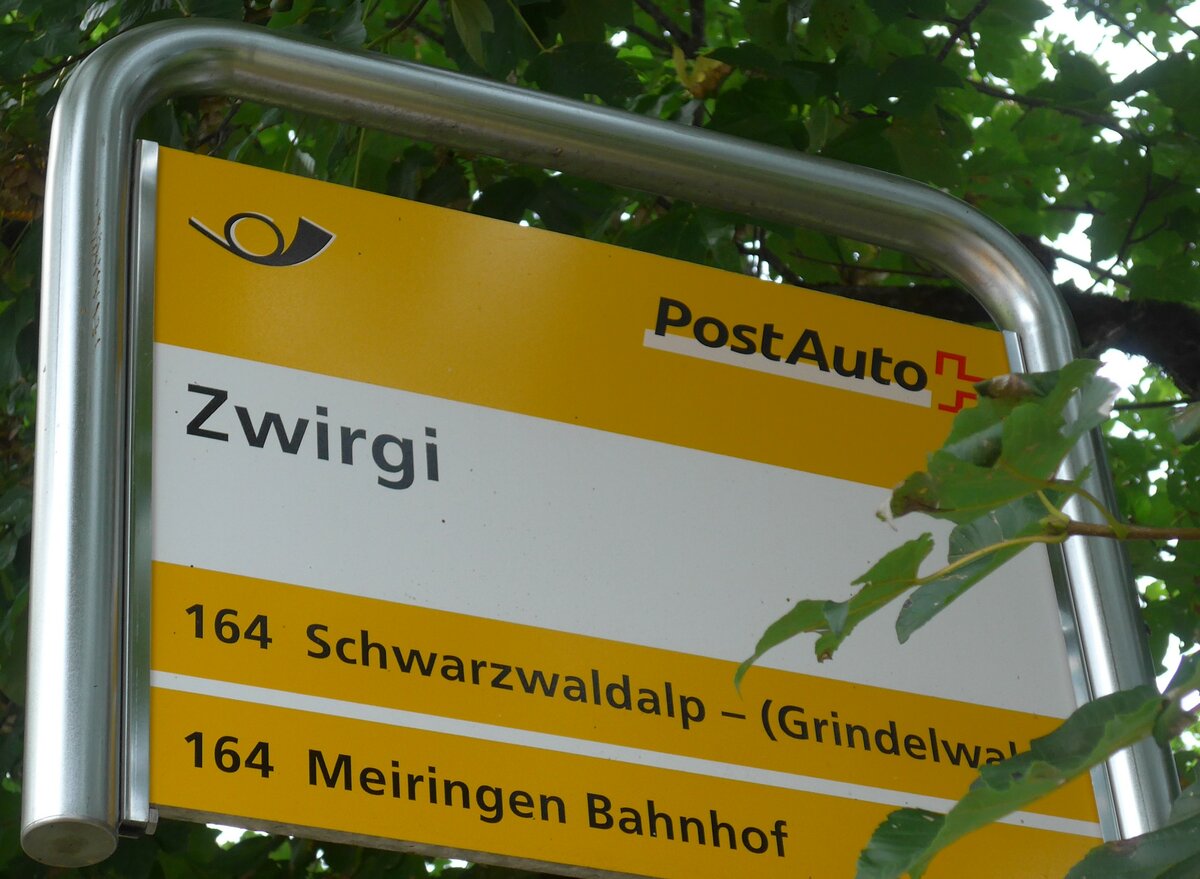(197'753) - PostAuto-Haltestellenschild - Meiringen, Zwirgi - am 16. September 2018