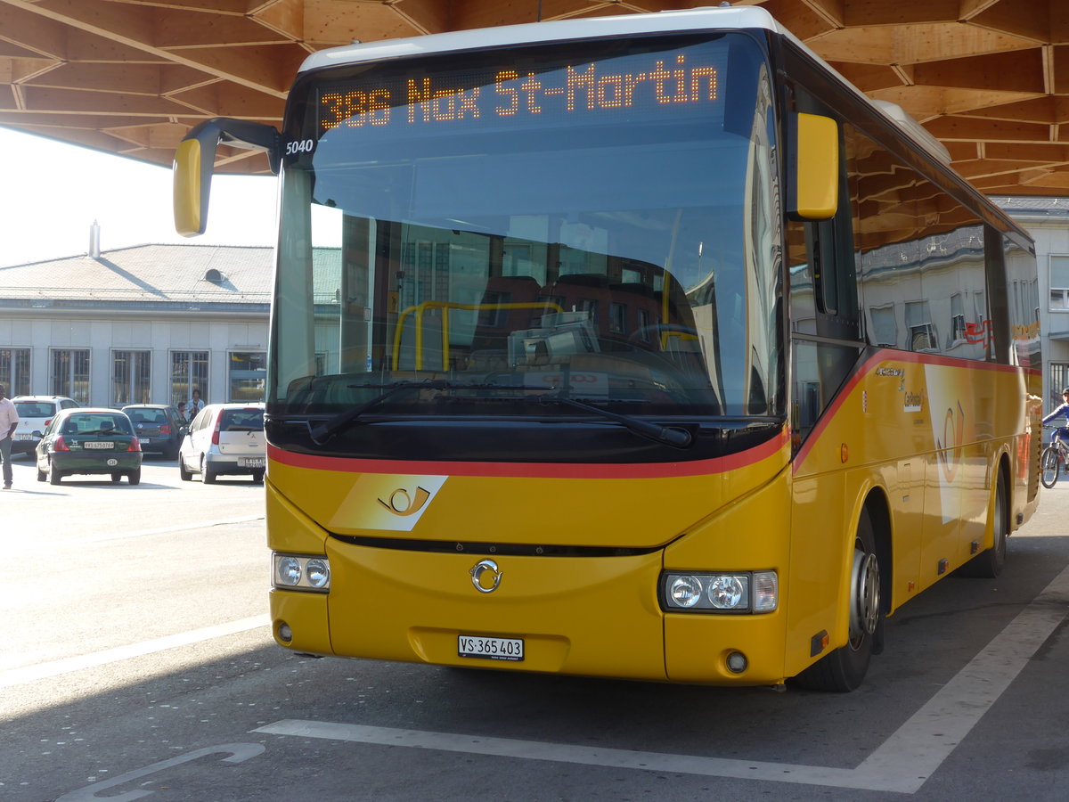 (198'291) - PostAuto Wallis - Nr. 22/VS 365'403 - Irisbus am 14. Oktober 2018 beim Bahnhof Sion