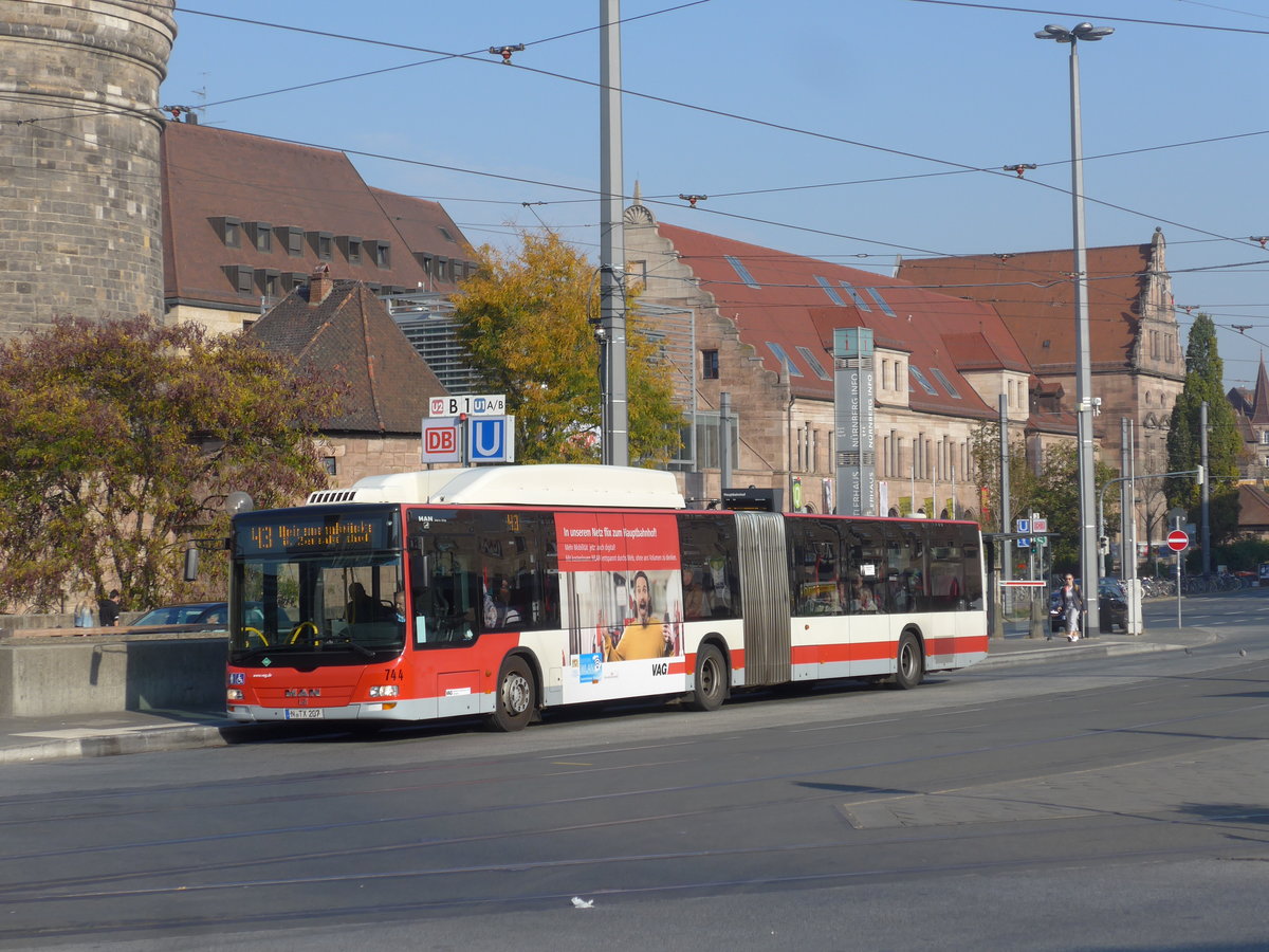 (198'357) - VAG Nrnberg - Nr. 744/N-TX 207 - MAN am 17. Oktober 2018 beim Hauptbahnhof Nrnberg