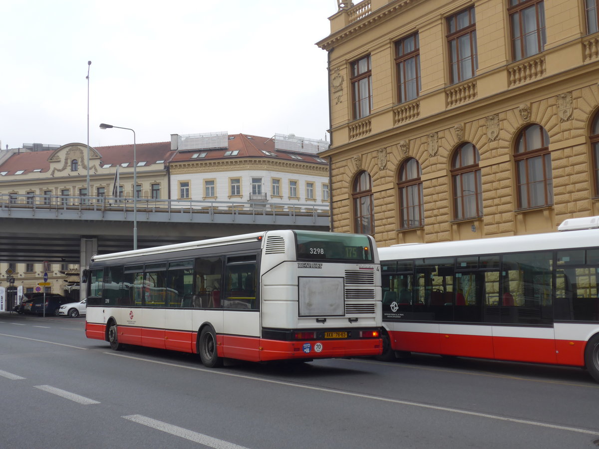 (198'603) - DPP Praha - Nr. 3298/AKA 76-63 - Renault-Karosa am 19. Oktober 2018 in Praha, Florenc