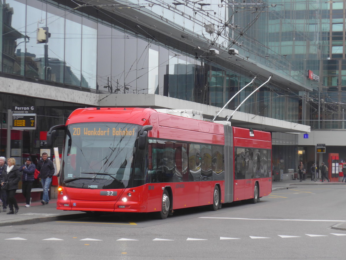 (199'074) - Bernmobil, Bern - Nr. 32 - Hess/Hess Gelenktrolleybus am 29. Oktober 2018 beim Bahnhof Bern