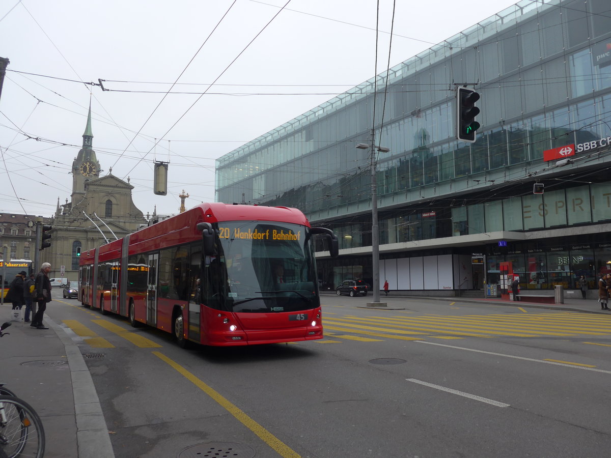 (199'081) - Bernmobil, Bern - Nr. 45 - Hess/Hess Doppelgelenktrolleybus am 29. Oktober 2018 beim Bahnhof Bern