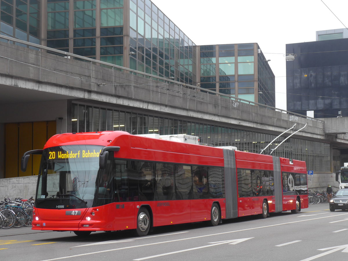 (199'083) - Bernmobil, Bern - Nr. 47 - Hess/Hess Doppelgelenktrolleybus am 29. Oktober 2018 beim Bahnhof Bern