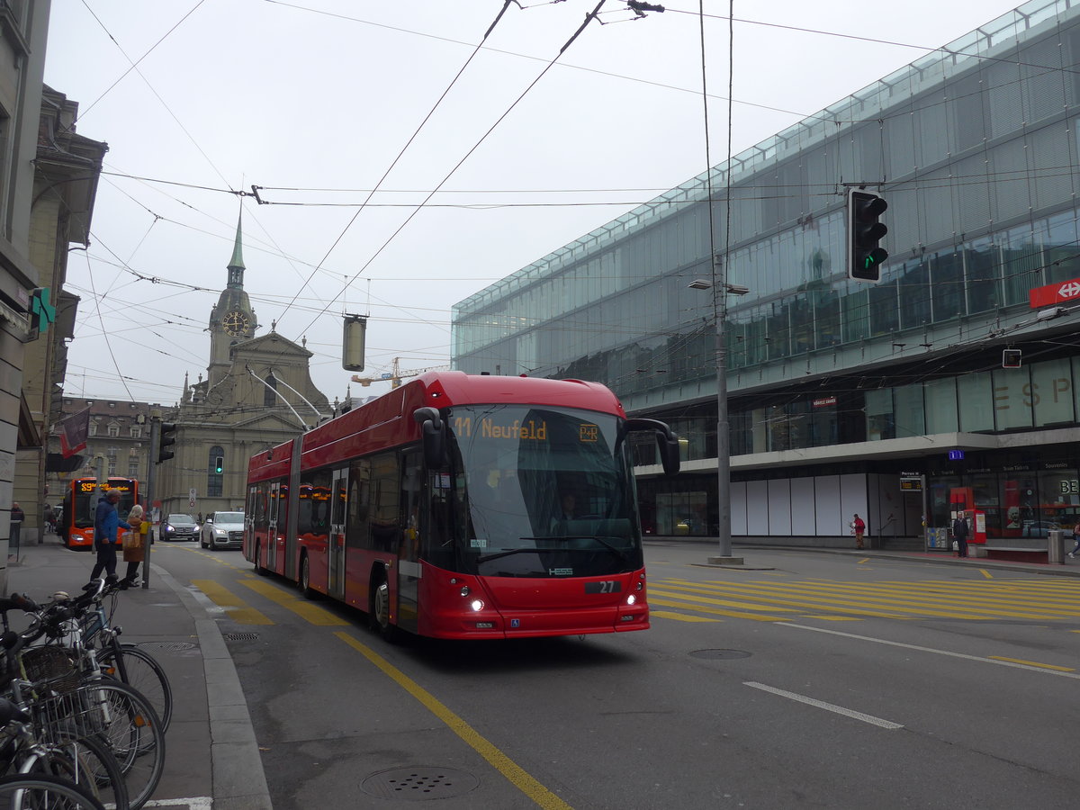 (199'089) - Bernmobil, Bern - Nr. 27 - Hess/Hess Gelenktrolleybus am 29. Oktober 2018 beim Bahnhof Bern