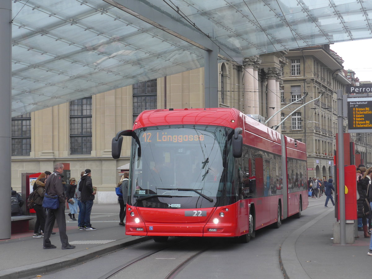 (199'103) - Bernmobil, Bern - Nr. 22 - Hess/Hess Gelenktrolleybus am 29. Oktober 2018 beim Bahnhof Bern