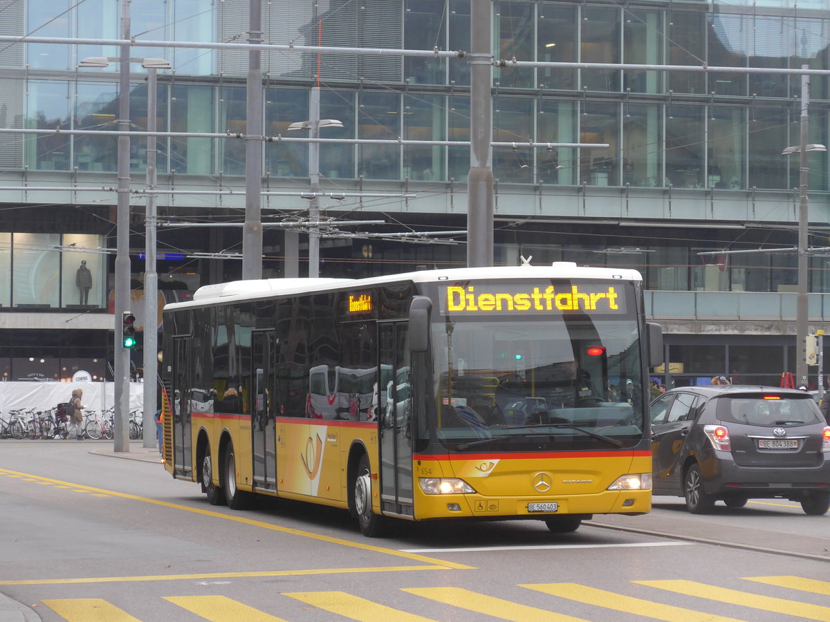 (199'115) - PostAuto Bern - Nr. 654/BE 560'403 - Mercedes am 29. Oktober 2018 beim Bahnhof Bern