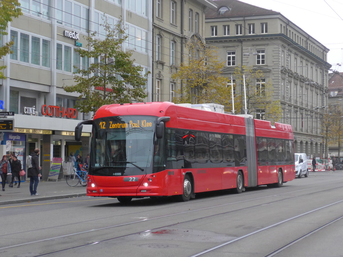 (199'116) - Bernmobil, Bern - Nr. 22 - Hess/Hess Gelenktrolleybus am 29. Oktober 2018 beim Bahnhof Bern