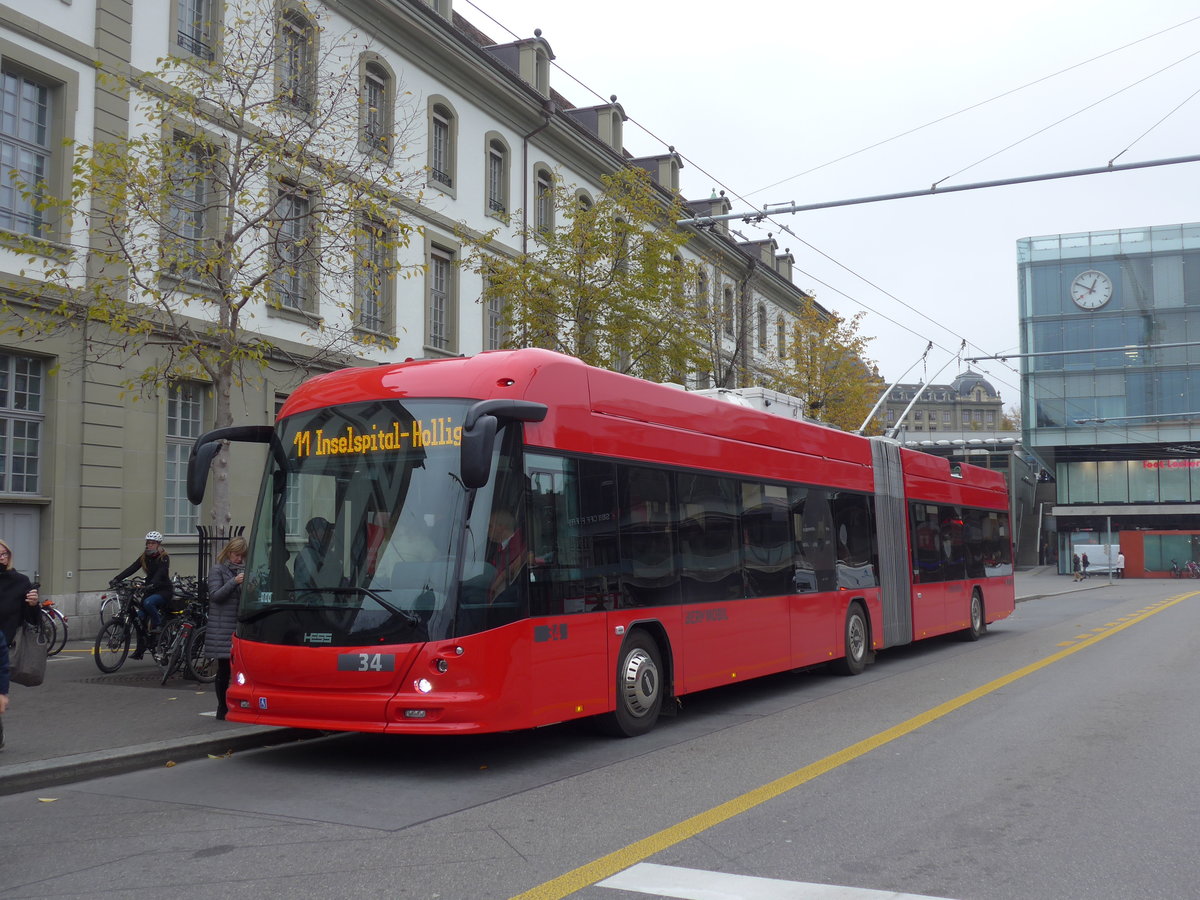 (199'139) - Bernmobil, Bern - Nr. 34 - Hess/Hess Gelenktrolleybus am 29. Oktober 2018 beim Bahnhof Bern 