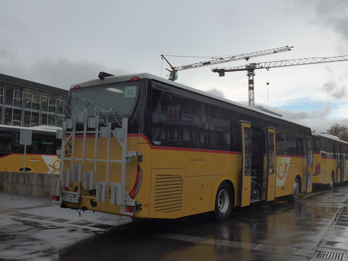 (199'148) - PostAuto Bern - BE 485'297 - Iveco am 29. Oktober 2018 beim Bahnhof Interlaken Ost