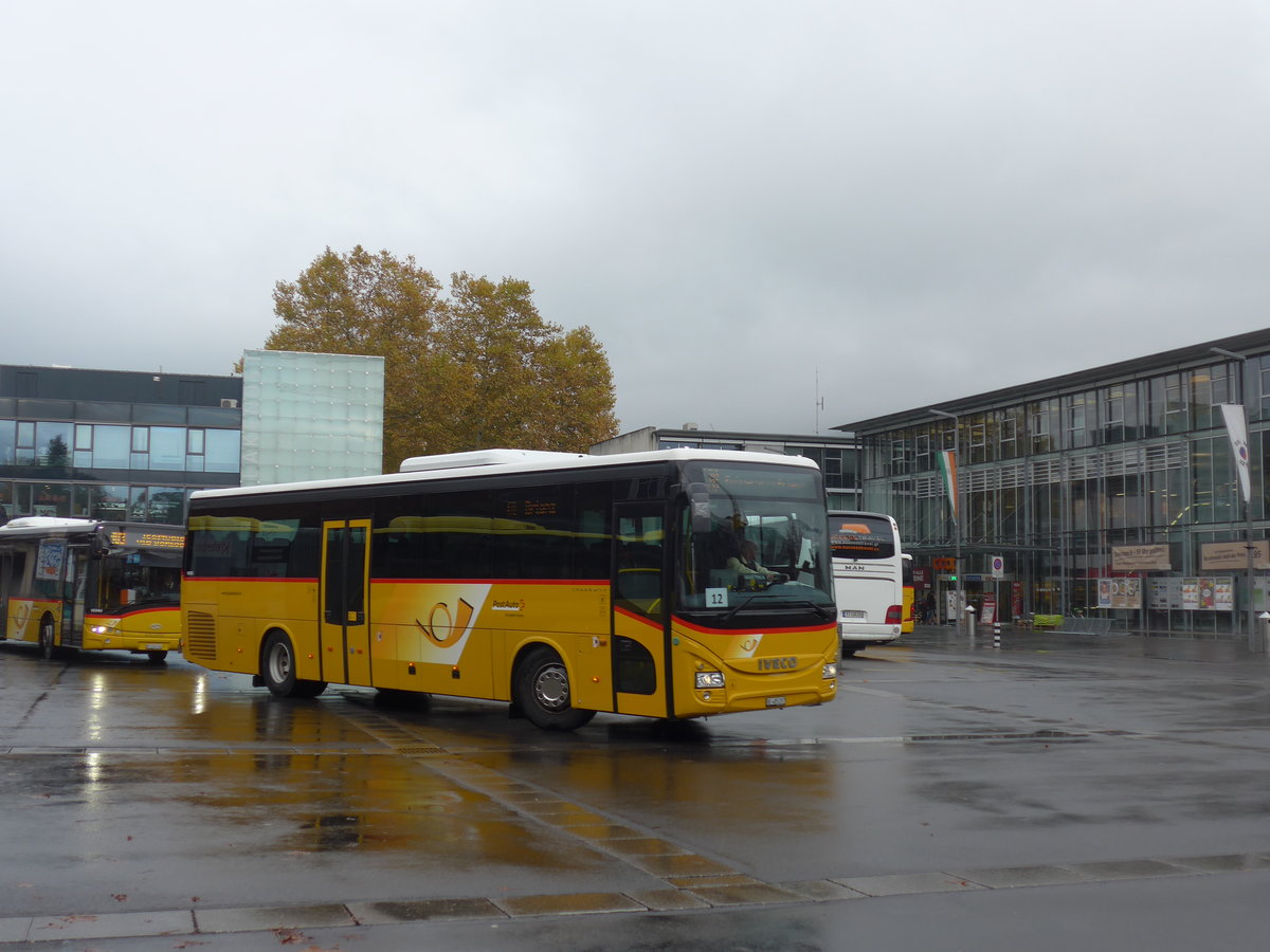 (199'152) - PostAuto Bern - BE 485'297 - Iveco am 29. Oktober 2018 beim Bahnhof Interlaken Ost