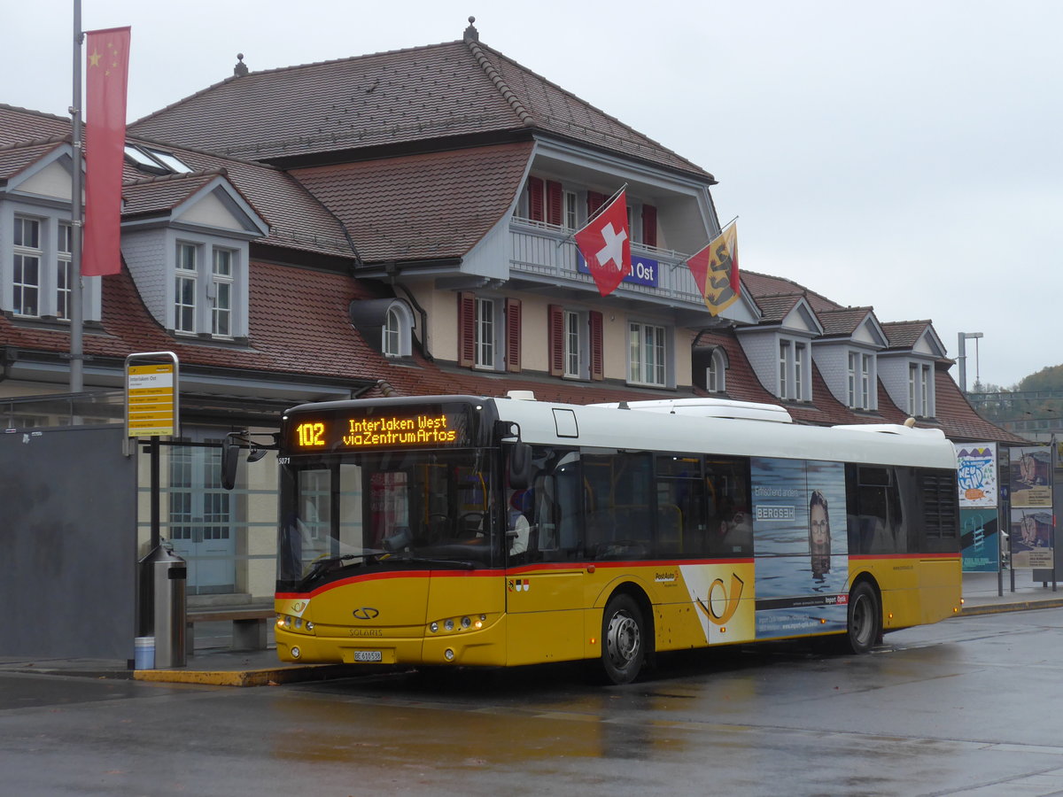 (199'169) - PostAuto Bern - BE 610'538 - Solaris am 29. Oktober 2018 beim Bahnhof Interlaken Ost