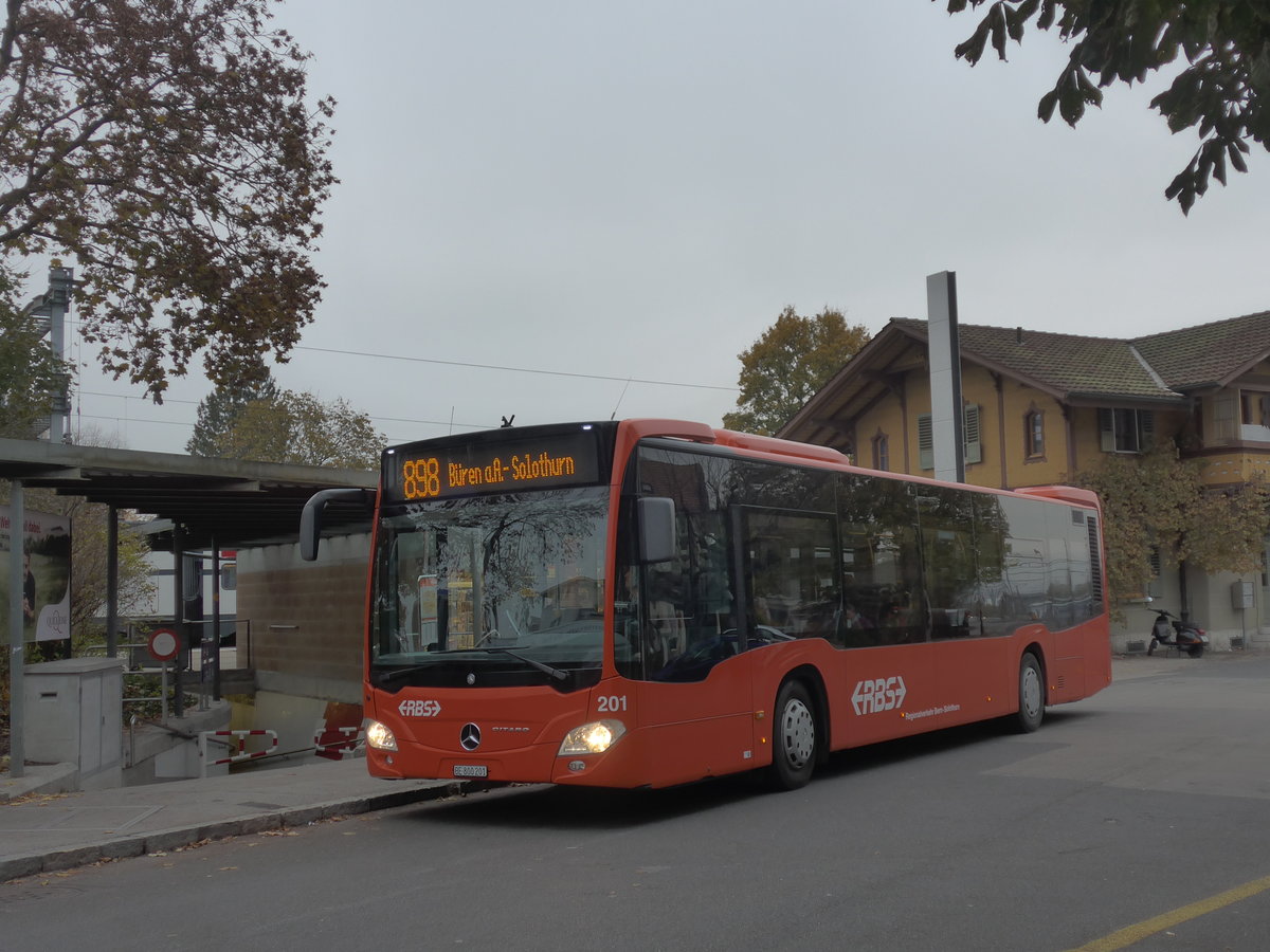 (199'184) - RBS Worblaufen - Nr. 201/BE 800'201 - Mercedes am 4. November 2018 beim Bahnhof Mnchenbuchsee