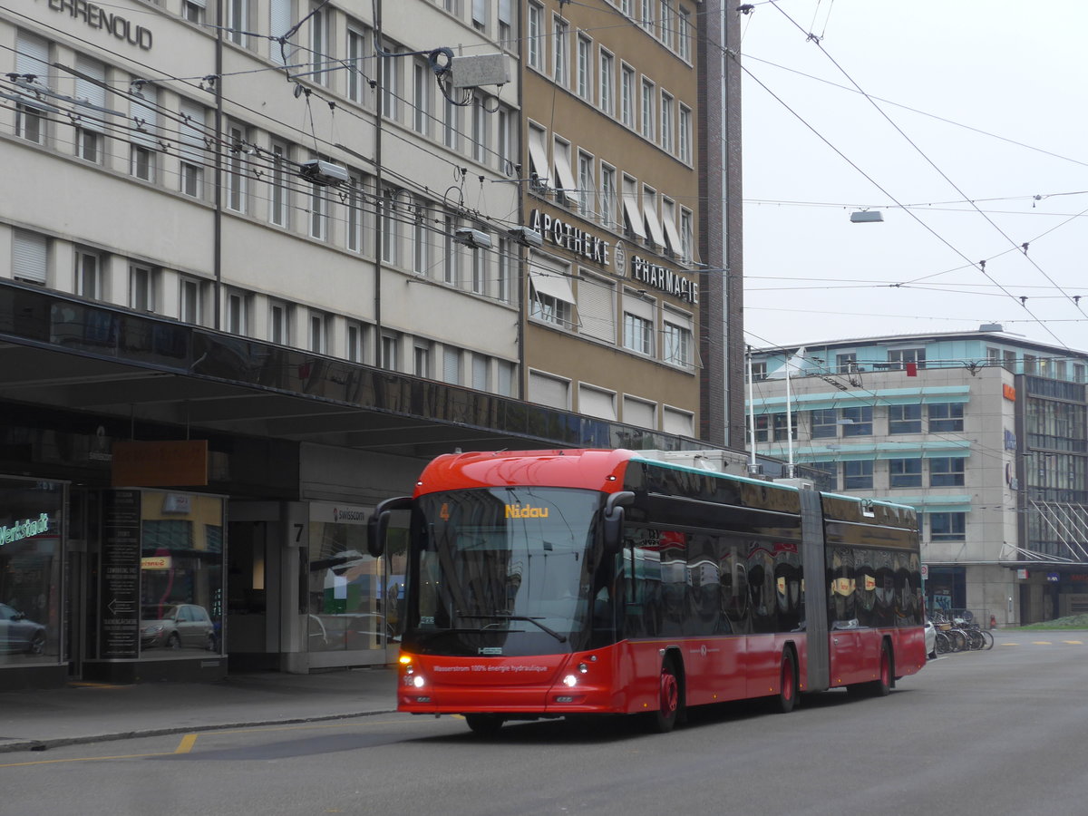 (199'189) - VB Biel - Nr. 98 - Hess/Hess Gelenktrolleybus am 4. November 2018 beim Bahnhof Biel