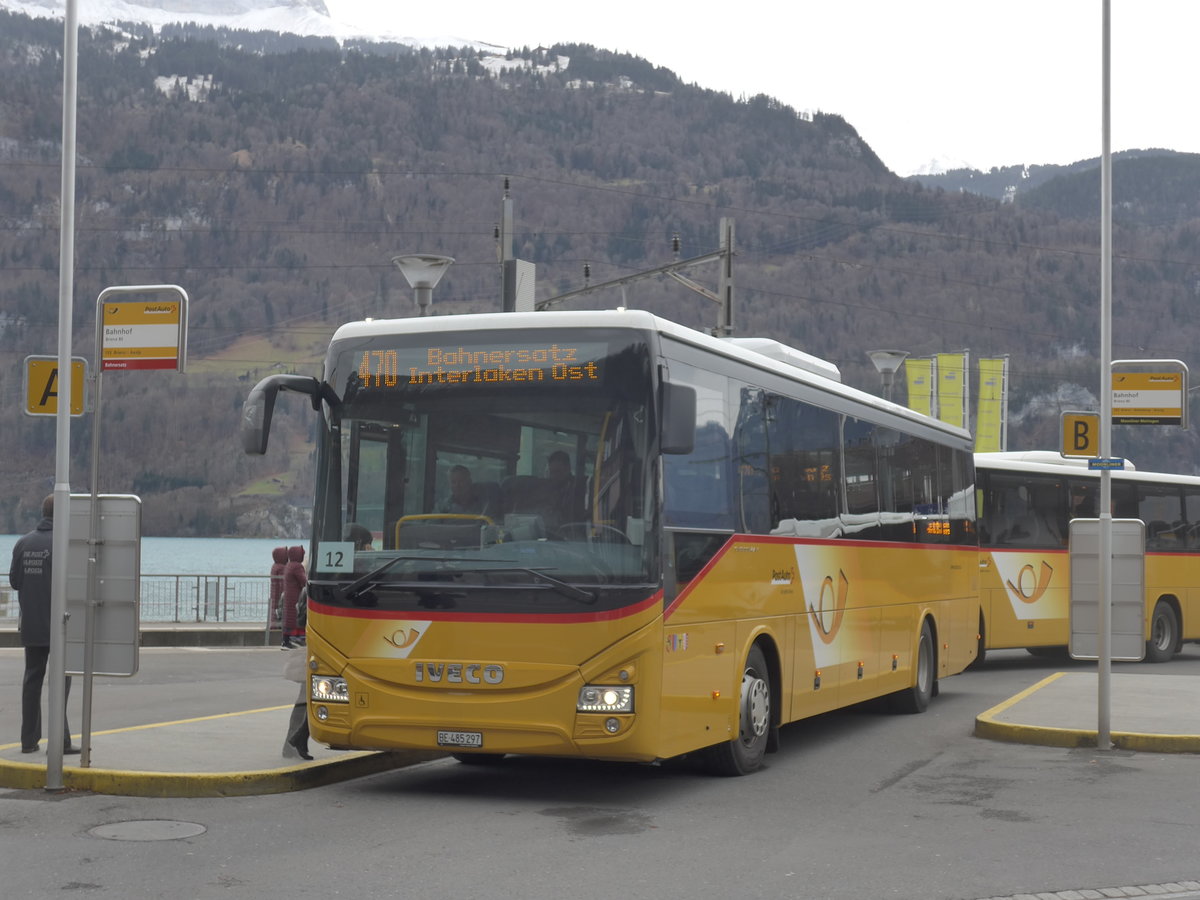 (199'850) - PostAuto Bern - BE 485'297 - Iveco am 8. Dezember 2018 beim Bahnhof Brienz