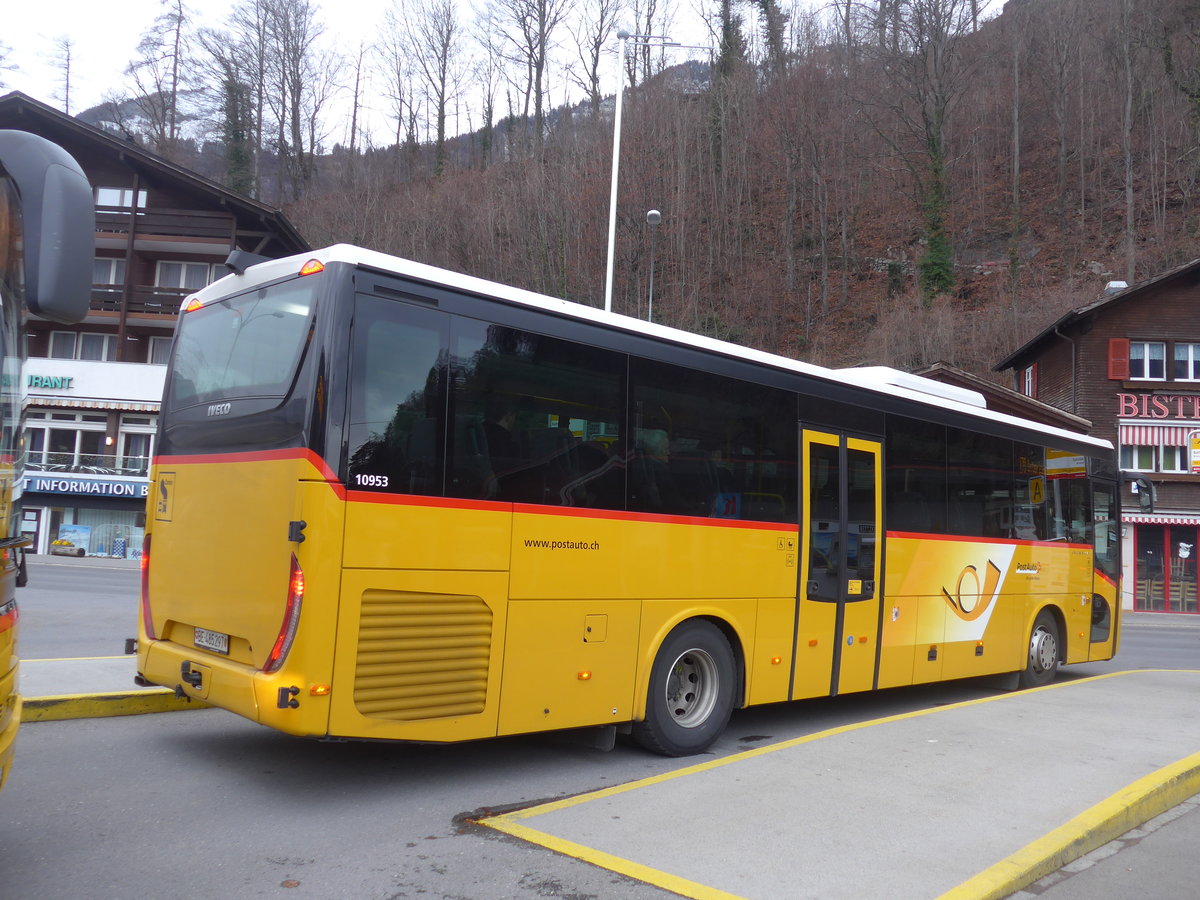 (199'853) - PostAuto Bern - BE 485'297 - Iveco am 8. Dezember 2018 beim Bahnhof Brienz