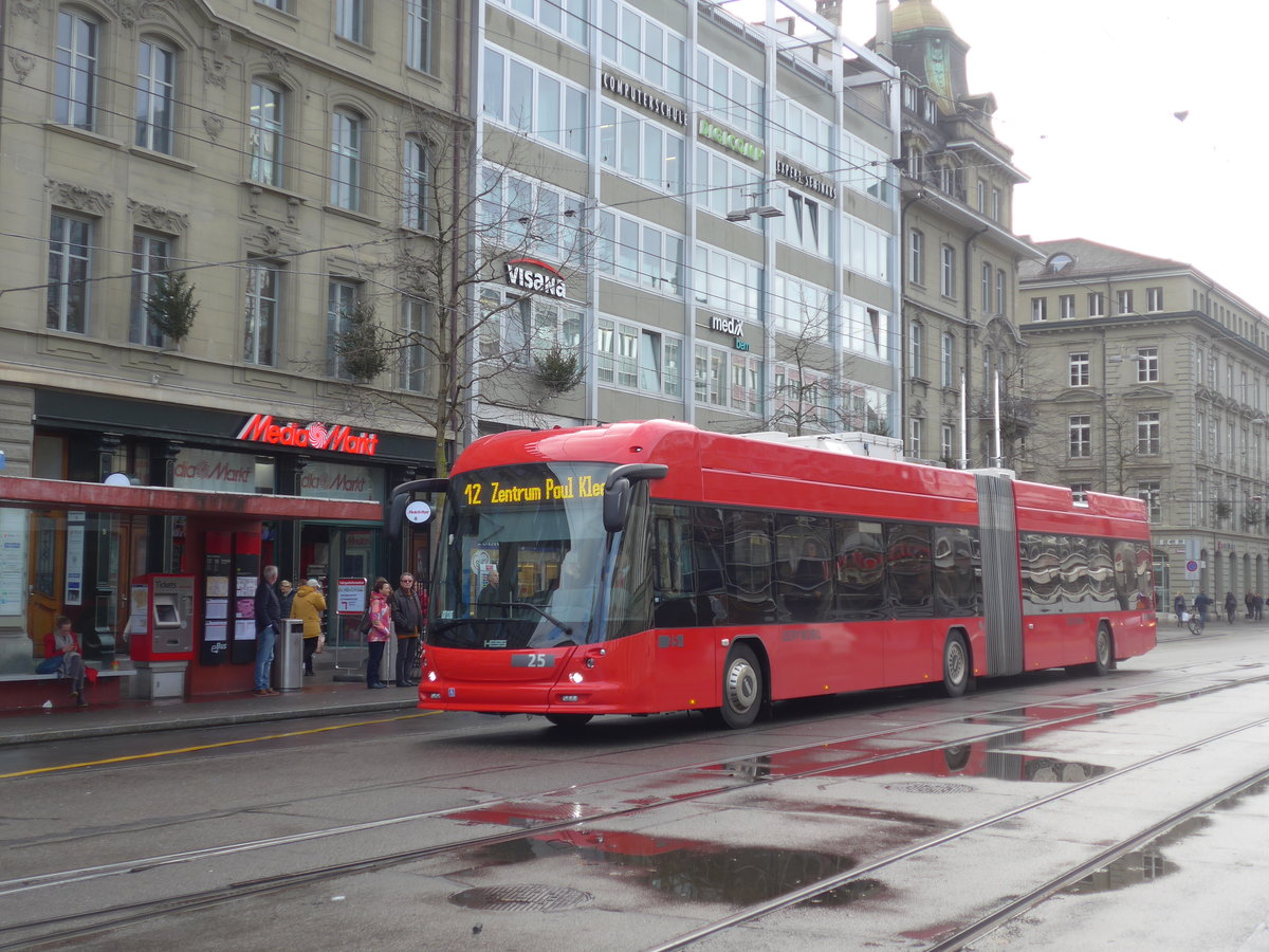 (199'894) - Bernmobil, Bern - Nr. 25 - Hess/Hess Gelenktrolleybus am 10. Dezember 2018 beim Bahnhof Bern