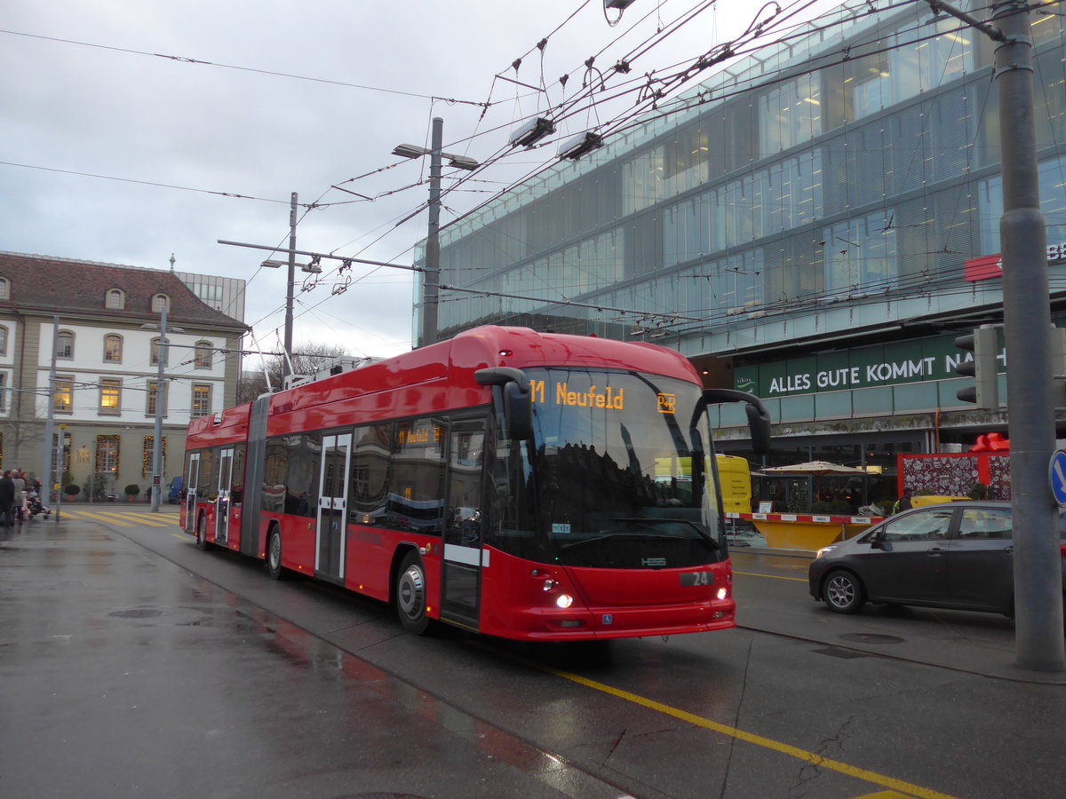 (199'942) - Bernmobil, Bern - Nr. 24 - Hess/Hess Gelenktrolleybus am 10. Dezember 2018 beim Bahnhof Bern