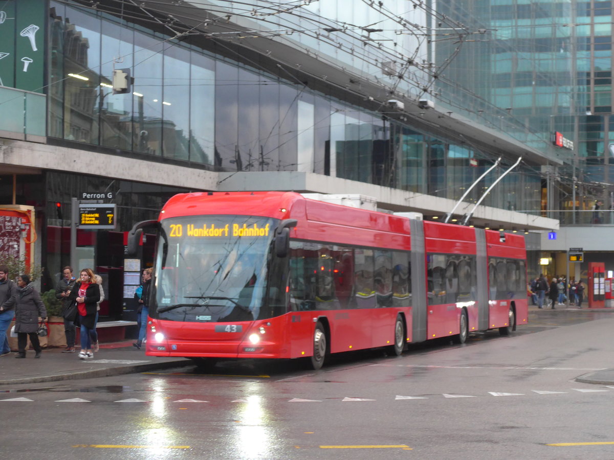 (199'952) - Bernmobil, Bern - Nr. 43 - Hess/Hess Doppelgelenktrolleybus am 10. Dezember 2018 beim Bahnhof Bern