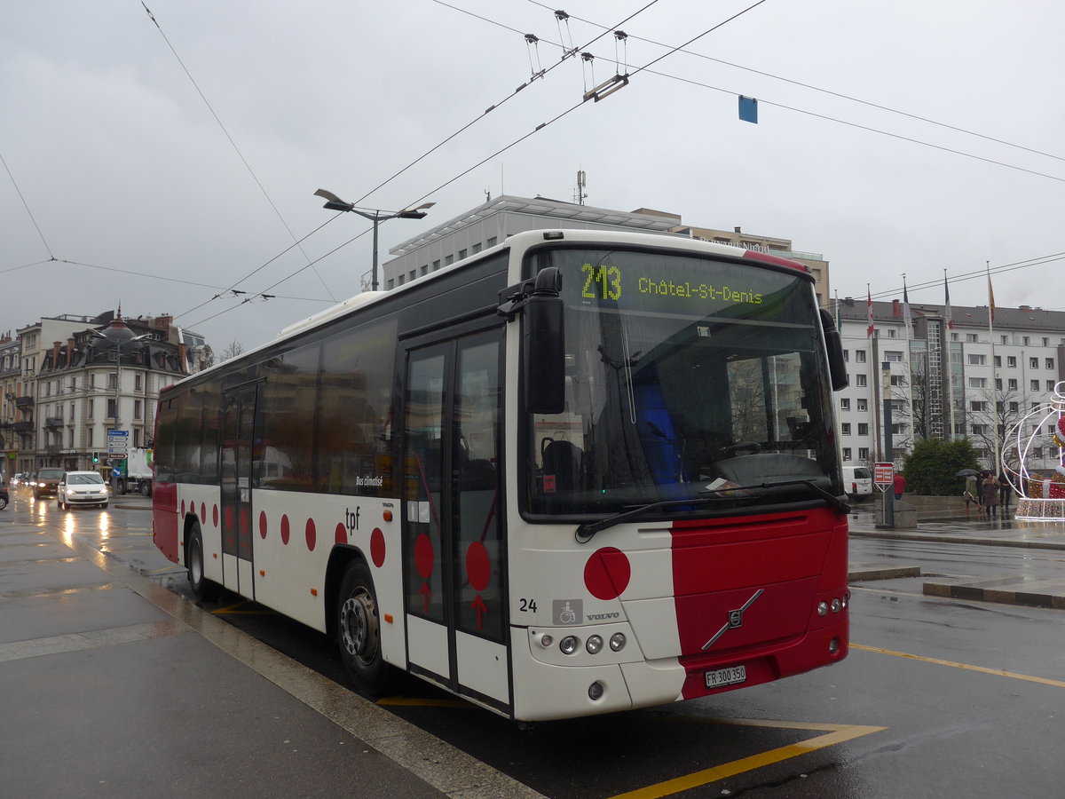 (199'999) - TPF Fribourg - Nr. 24/FR 300'350 - Volvo am 17. Dezember 2018 beim Bahnhof Vevey