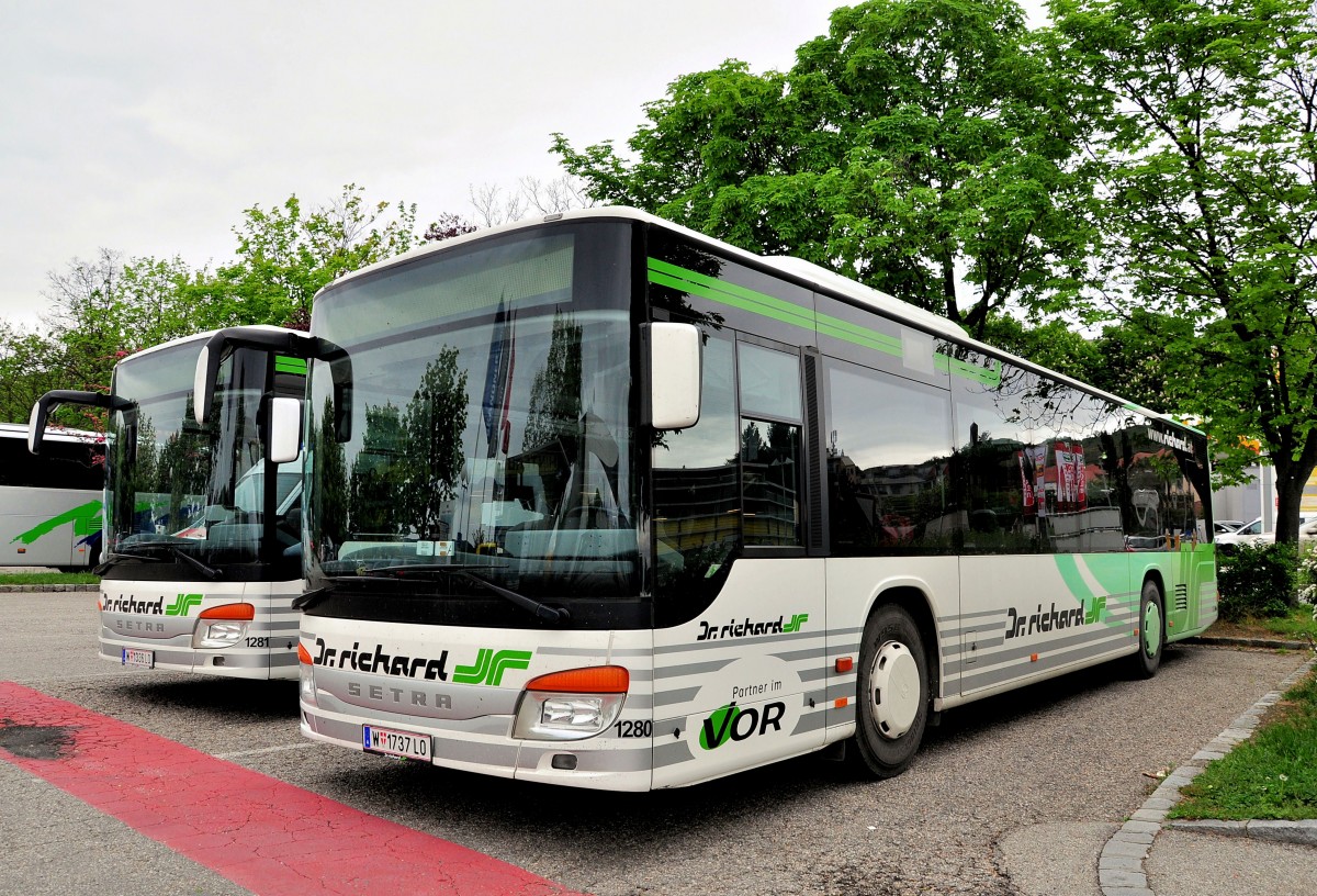 2 mal Setra 415 NF von Dr. Richard aus Wien am 2.5.2015 in Krems.