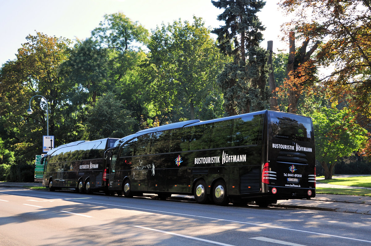 2 Mercedes Travego von Hffmann Reisen aus der BRD in Krems gesehen.