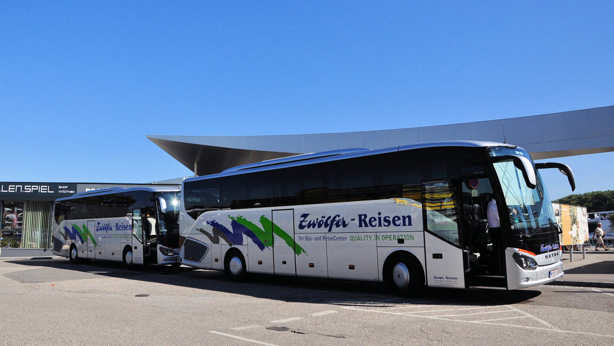 2 Setra 515 HD von Zwlfer Reisen aus Niedersterreich in Krems gesehen.