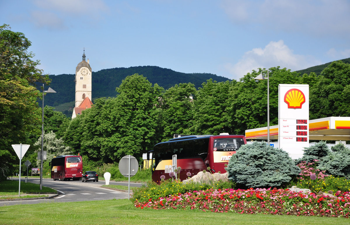 2 Setra 516 HD von Marti Reisen aus der CH verlassen Krems.