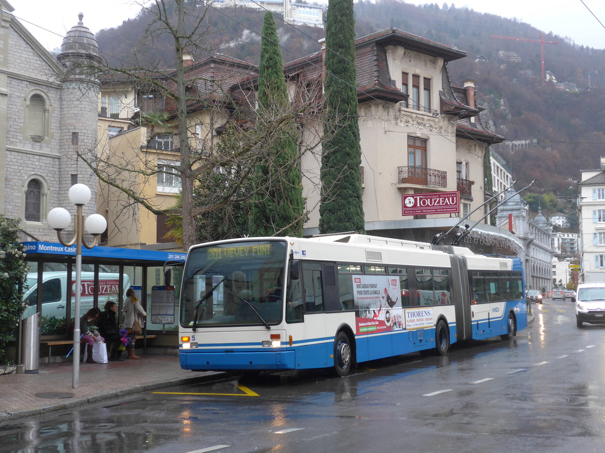 (200'022) - VMCV Clarens - Nr. 5 - Van Hool Gelenktrolleybus am 17. Dezember 2018 in Montreux, Casino
